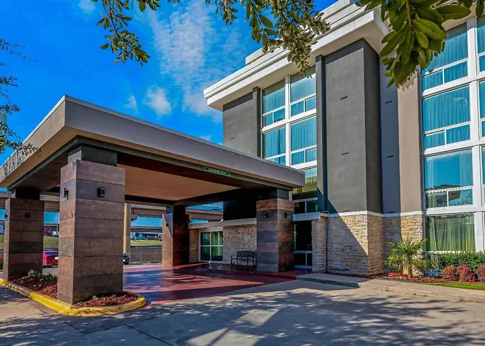 Pet Friendly hotel: La Quinta By Wyndham Dallas I-35 Walnut Hill Ln